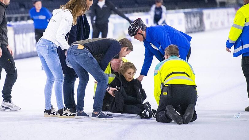 Sofort eilten der gestürzten Prinzessin Margriet Helfer herbei.