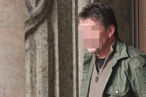 Konrad S. verlässt das Nürnberger Gericht. Unterm Arm hatte er bereits seine Habseligkeiten aus neun Monaten U-Haft. Er wusste durch den Deal, wie das Urteil ausfallen würde.