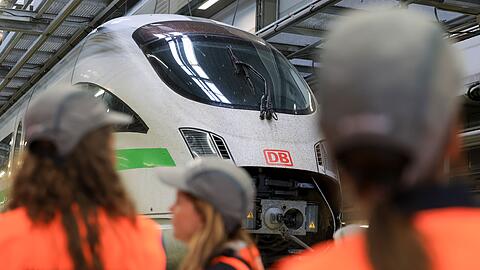 Im ICE-Werk Leipzig werde Züge gewartet.