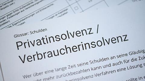 Privatpersonen könnten einen Antrag auf Verbraucherinsolvenz stellen, um ihre Schulden zu ordnen.