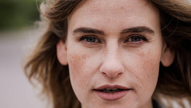 "Bei Pigmentflecken braucht es etwas Geduld: Erste Aufhellungen zeigen sich meist nach vier bis acht Wochen", erkl&auml;rt Dr. Luise Berger.