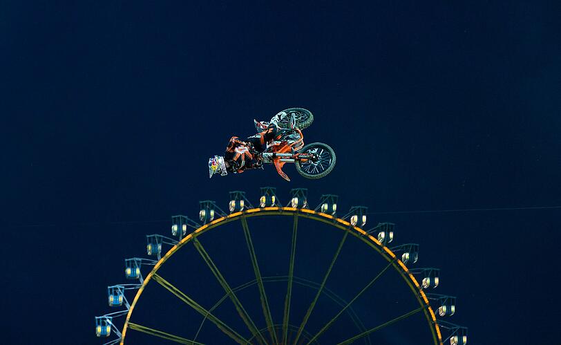 Der Freestyle-Motocross-Fahrer Mat Rebeaud (Schweiz) springt am Freitagabend im Olympiastadion München beim Qualifying der Red-Bull-X-Fighters Tourstopp.