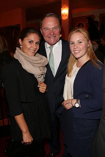Wolfgang Heubisch mit den Töchtern Magdalena und Franziska bei der Premiere der Komödie "The Kingês speech" am 18.09.2013 im Bayerischen Hof in München.