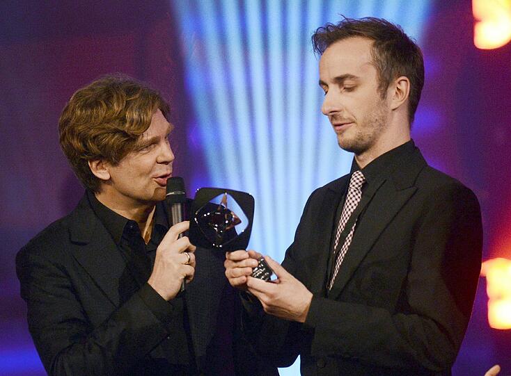Moderator Jan Böhmermann (r) nimmt von Moderator Michael Steinbrecher (l) den Preis in der Kategorie "Unterhaltung" entgegen.