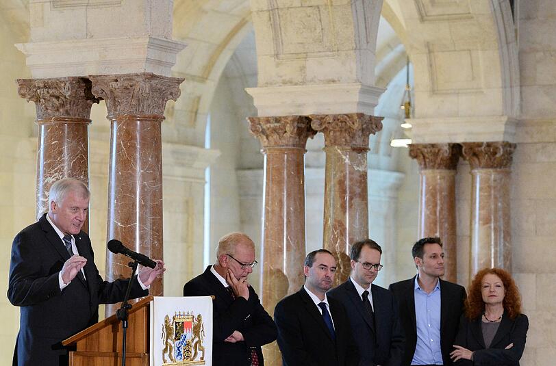 Einer spricht, die anderen &ndash; nun ja &ndash; hören zu: Horst Seehofer mit Thomas Kreuzer (CSU), Hubert Aiwanger (FW), Markus Rinderspacher (SPD), Ludwig Hartmann und Margarete Bause (Grüne).
