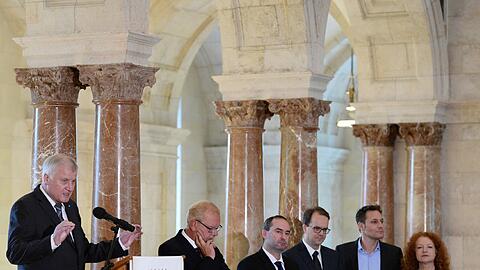 Einer spricht, die anderen &ndash; nun ja &ndash; hören zu: Horst Seehofer mit Thomas Kreuzer (CSU), Hubert Aiwanger (FW), Markus Rinderspacher (SPD), Ludwig Hartmann und Margarete Bause (Grüne).