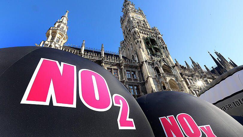 Die Stickoxid-Belastung in München ist ein bohrendes Thema – wie nicht nur diese Demo der Deutschen Umwelthilfe im Februar beweist. Die Stickoxid-Belastung in München ist ein bohrendes Thema – wie nicht nur diese Demo der Deutschen Umwelthilfe im Februar beweist.