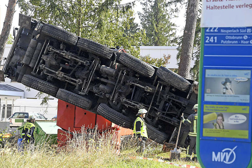 Spektakulärer Unfall in Ottobrunn: Der Kranlaster ist am Mittwoch seitlich umgekippt.
