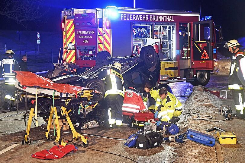 Die Frau überschlug sich in ihrem Auto, die Feuerwehr musste sie aus dem Wrack befreien.