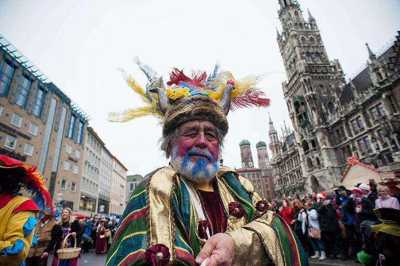Die Damischen Ritter in Aktion: Impressionen vom Faschingszug durch die Altstadt am Sonntag.