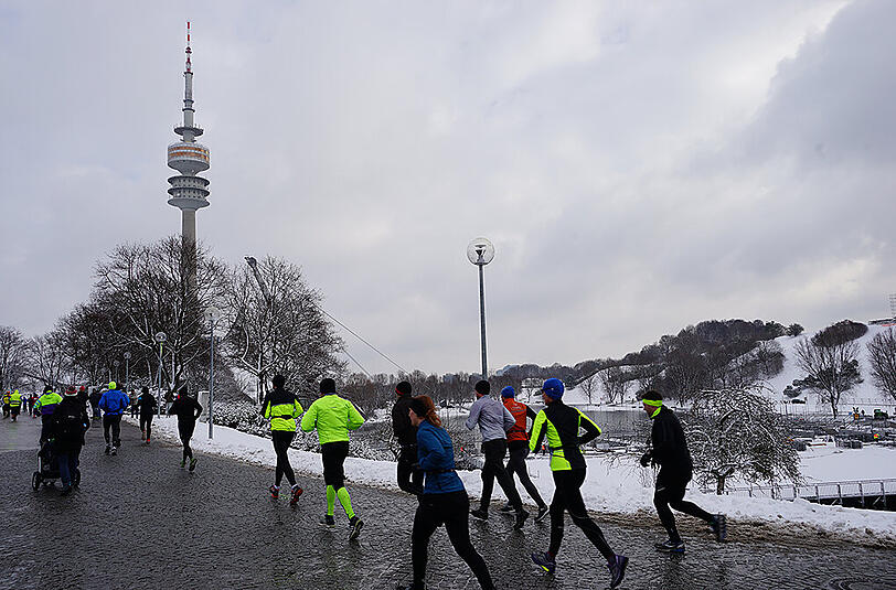 1.100 Läufer nahmen am Samstagvormittag am Winterlauf im Olympiapark teil. Hier gibt's die Bilder.