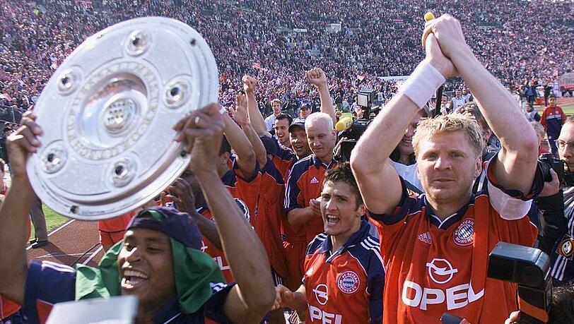 Die Bayern um Sergio, Lizarazu und Effenberg (v.l.) mit Schale. Die Bayern um Sergio, Lizarazu und Effenberg (v.l.) mit Schale.
