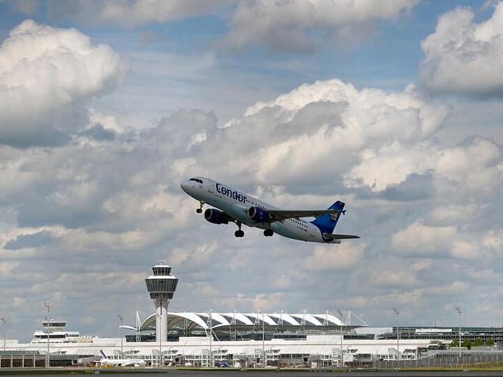 Ein Flugzeug startet vom Flughafen München. Foto: Sven Hoppe/Archivbild