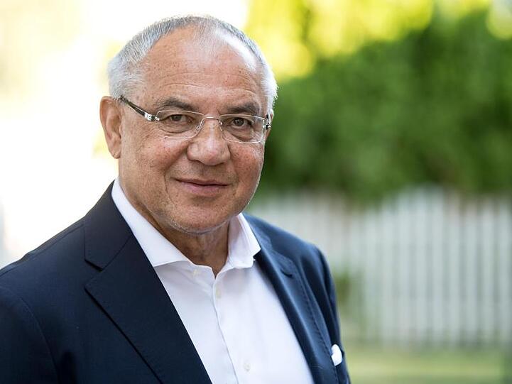 Der Fußballtrainer Felix Magath aufgenommen in einem Cafe. Foto: Sven Hoppe/Archiv