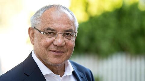 Der Fußballtrainer Felix Magath aufgenommen in einem Cafe. Foto: Sven Hoppe/Archiv