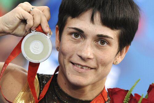 Sie springt für Deutschland und für ihren Sohn, der an Blutkrebs litt und durch Spendengelder gerettet wurde: Die gebürtige Usbekin Oksana Chusovitina, die beim Sprung die Silber-Medaille holte.