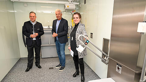 Wirtschaftsreferent Christian Scharpf, OB Dieter Reiter und Baureferentin Jeanne-Marie Ehbauer eröffnen eine von 17 neuen öffentlichen Toiletten.