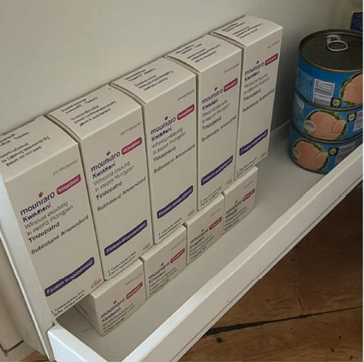 Der Kühlschrank eines Abholers: Medikamente und Thunfischdosen. Der Kühlschrank eines Abholers: Medikamente und Thunfischdosen.