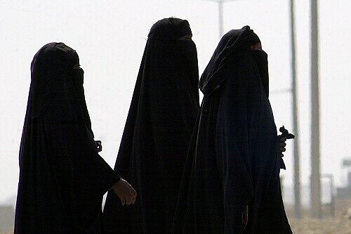 Die Religionspolizei achtet darauf, dass Männer und Frauen, die nicht miteinander verheiratet sind, keinerlei Kontakt miteinander haben.