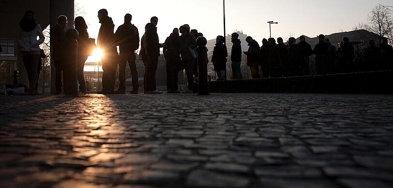 Sonnenaufgang in Berlin - nur noch wenige Stunden, bis diese Damen und Herren ihr heißersehntes iPad in den Händen halten.