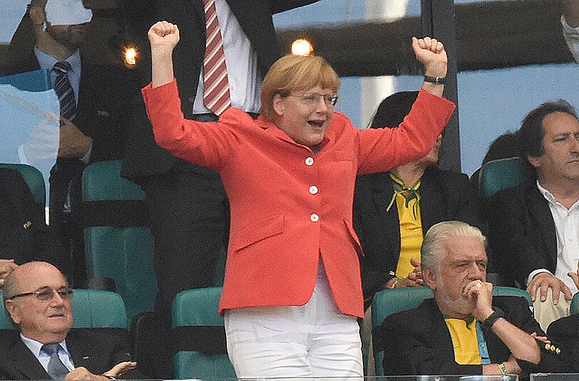 Angela Merkel ist begeisterter Fan der DFB-Elf. Alles kalkuliert oder echte Fan-Leidenschaft?
