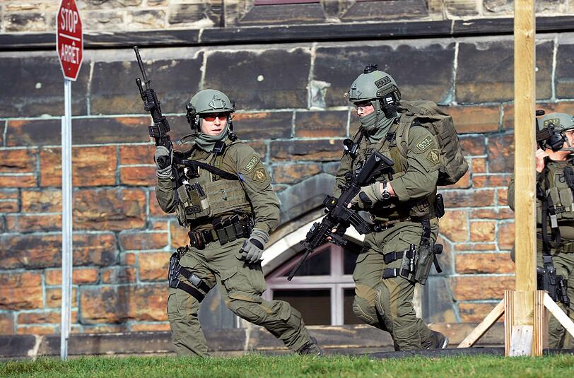 In Ottawa hat ein Mann das Parlament mit einem Gewehr angegriffen. Zuvor war ein Soldat am Weltkriegsdenkmal niedergeschossen worden.