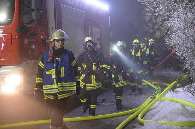 Brand in Obing: In einer Schreinerei war Feuer ausgebrochen. 200 Feuerwehrler kämpften gegen die Flammen. Das Gebäude brannte nieder.