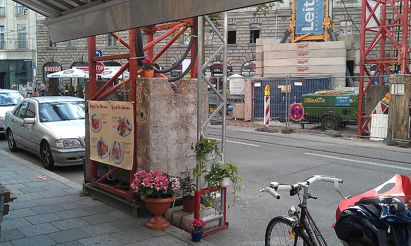 Bunte Blumen auf hässlichem Beton: Die Not hat Besitzer eines Restaurants in der Augustenstraße erfinderisch gemacht.