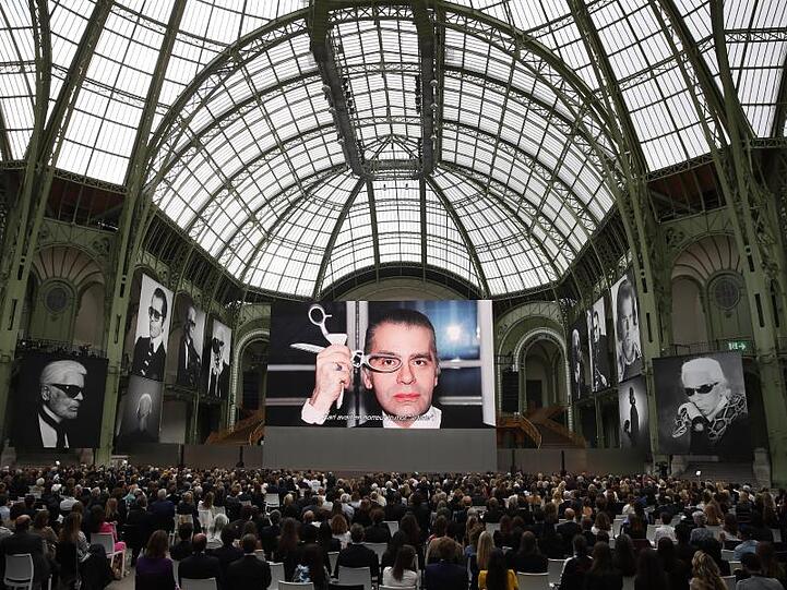 Zahlreiche Porträts erinnern im Grand Palais an Karl Lagerfeld.