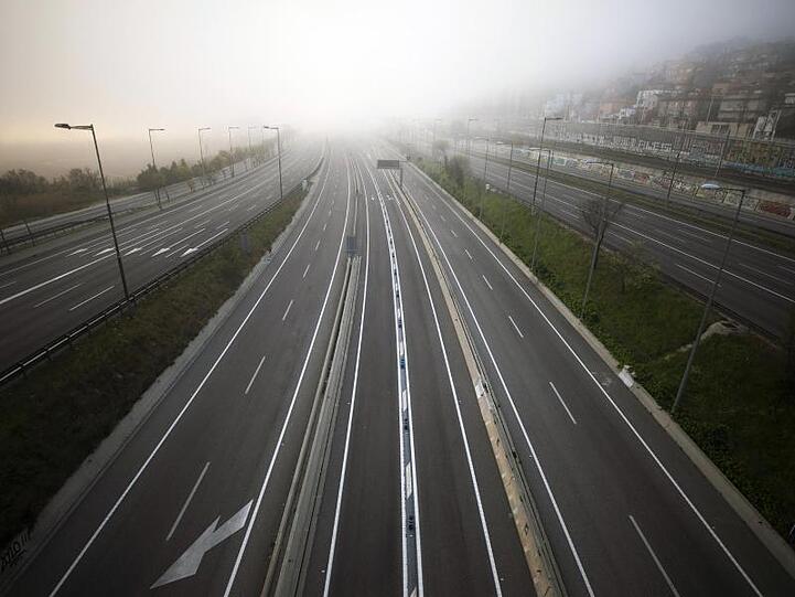 Leere Autobahn in Richtung Barcelona: Spanien hat eine zweiwöchige Ausgangssperre ausgerufen.