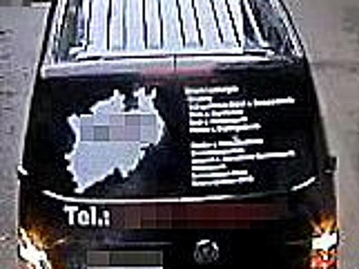 Laut Anklage hatten die Täter den VW-Transporter umlackiert und mit Magnetfolien in einen vermeintlichen Geldtransporter verwandelt.