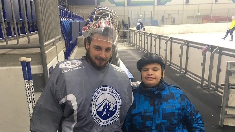 EHC-Goalie Kevin Reich mit seinem kleinen Bruder Robin. EHC-Goalie Kevin Reich mit seinem kleinen Bruder Robin.