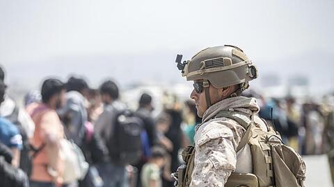 Ein US-Soldat im August während der Evakuierungsaktion am Flughafen von Kabul.