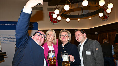 Schnell noch ein Selfie (v.l.): Clemens Baumgärtner, Ulrike Scharf, Angela Inselkammer und Christian Bär behalten den Abend in lebhafter Erinnerung.