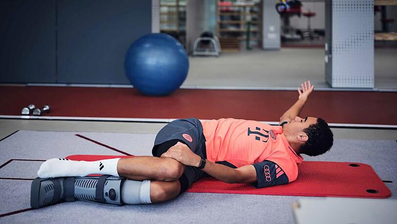 Für Jamal Musiala steht Training auf der Yogamatte an. Für Jamal Musiala steht Training auf der Yogamatte an.