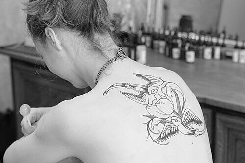 Kunst auf nackter Haut: Tätowiererin Moni Rumrich erzählt aus ihrem Leben als Körperbemalerin