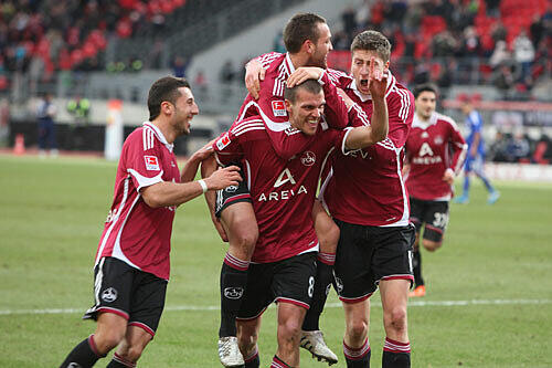 Der Nürnberger Christian Eigler (M) jubelt mit seinen Kollegen Dominic Maroh (l), Julian Schieber (o) und Jens Hegeler über seinen Treffer zum 1:0.