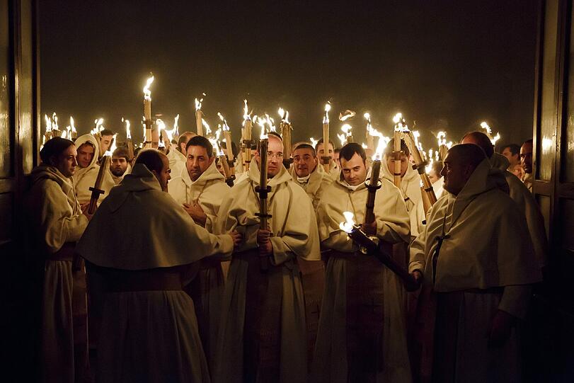 Beichtväter von der 'Cristo de la Buena Muerte' Bruderschaft nehmen in Zamora an einer Kerzen-Prozession teil, einem Brauchtum während der heiligen Woche in Spanien.