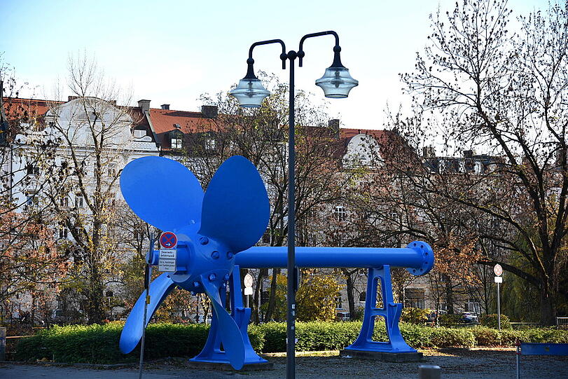 Die blau lackierte Schiffsschraube vor dem Deutschen Museum.