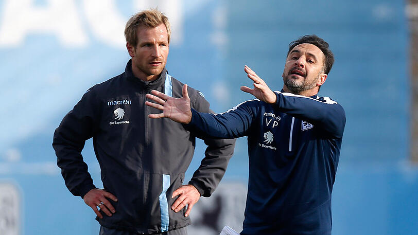 Stefan Aigner lauscht andächtig den Anweisungen von Trainer Vitor Pereira