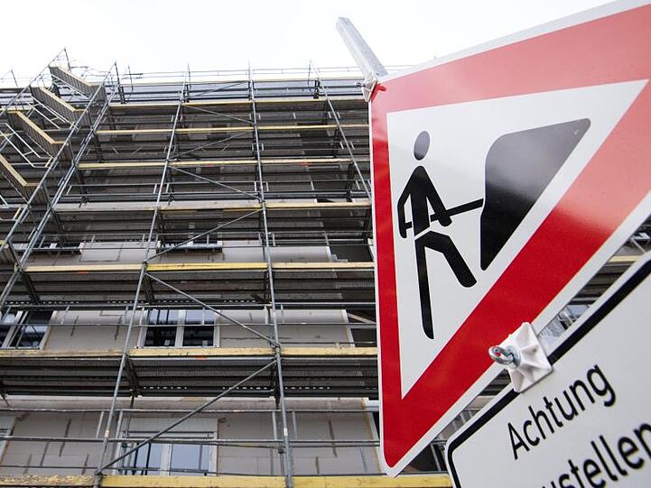 Geht es nach den Grünen, so sollte Länder durch eine erhöhte Grundsteuer für unbebaute Grundstücke einen Anreiz zum Bauen schaffen können.