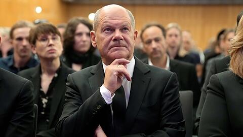 Bundeskanzler Olaf Scholz (SPD) sagt zu, die Politik werde aus dem Verbrechen Lehren ziehen.