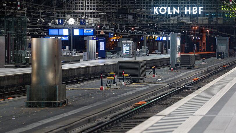 So leer wie zuletzt im Corona-Lockdown: Der Kölner Hauptbahnhof während der Sperrung. (Archivbild)