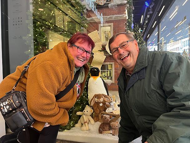 Steiff-Sammlerin Doris Luff (53) aus Bad T&ouml;lz besitzt rund 50 Tiere mit Knopf im Ohr. Ehemann Hermann (67) unterst&uuml;tzt das "teure Hobby" gern.