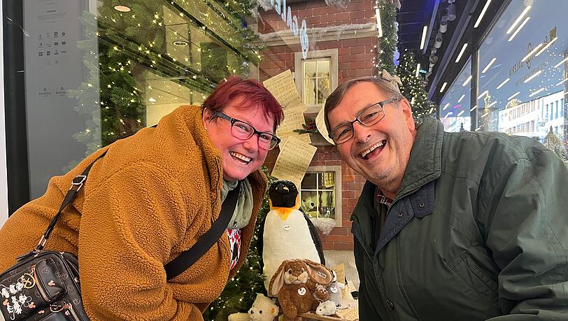 Steiff-Sammlerin Doris Luff (53) aus Bad Tölz besitzt rund 50 Tiere mit Knopf im Ohr. Ehemann Hermann (67) unterstützt das "teure Hobby" gern. Steiff-Sammlerin Doris Luff (53) aus Bad Tölz besitzt rund 50 Tiere mit Knopf im Ohr. Ehemann Hermann (67) unterstützt das "teure Hobby" gern.