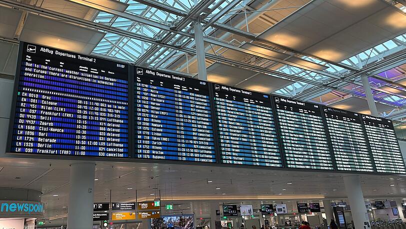 Auf einer Anzeigetafel am Flughafen war von witterungsbedingten Einschränkungen die Rede. Auf einer Anzeigetafel am Flughafen war von witterungsbedingten Einschränkungen die Rede.