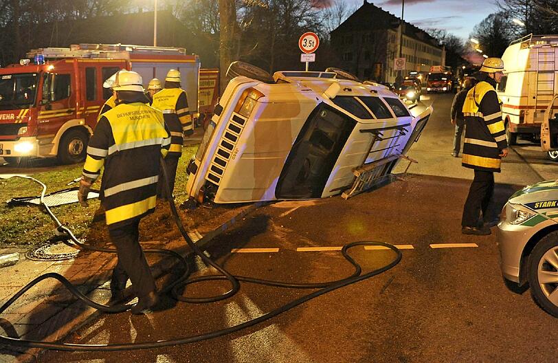 Innsbrucker Ring: 
Spektakulärer Unfall ohne Verletzte. Zwei Männer wollen mit ihrem Geländewagen nach links abbiegen. Im Kreuzungsbereich zur Grafinger Straße stoßen sie mit einem Pkw zusammen. Der Geländewagen wird auf das Dach geschleudert. Mit Hilfe einer Seilwinde eines Feuerwehrfahrzeuges kann er wieder aufgestellt werden. An beiden Fahrzeugen entsteht Totalschaden.