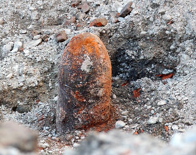 Die Bombe ragt aus dem Boden: Die Entschärfung des gefährlichen Fundstücks dauert länger als zunächst erwartet.