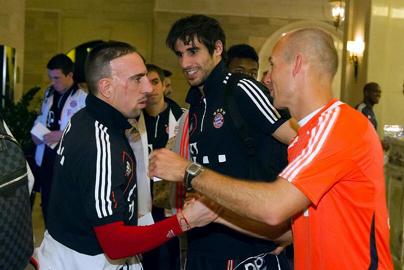 FC Bayern in Doha: Nach knapp sechsstündigem Flug kommen die Bayern-Spieler im noblen Hotel Grand Heritage an. Danach geht's gleich zum Training.