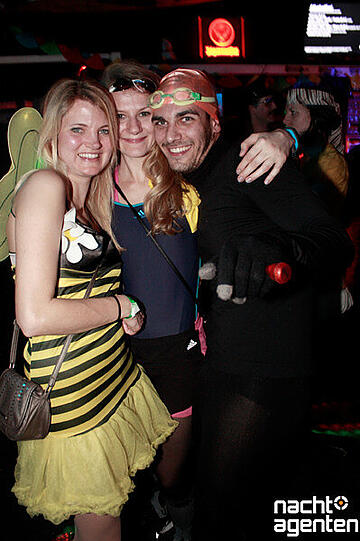 Hier feiern Menschen und Tiere, Alt und Jung und Dick und Dünn zusammen auf dem Rosenmontags-Sportlerfasching beim Olylüstchen. Mehr Bilder unter: www.nachtagenten.de